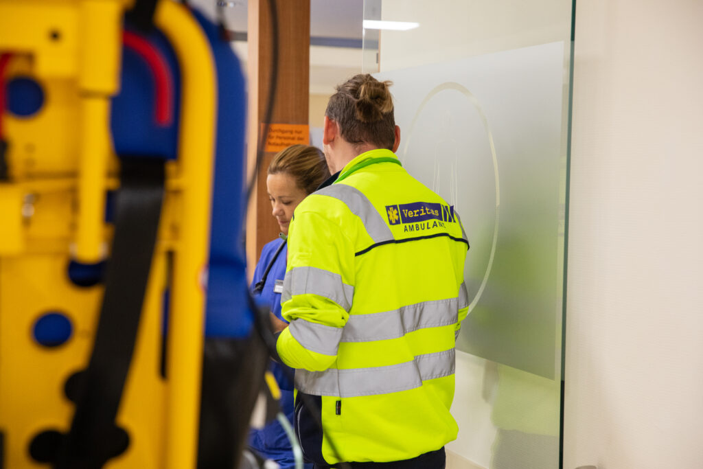 Rettungssanitäter der Veritas Ambulanz bei der Patientenübergabe im Krankenhaus