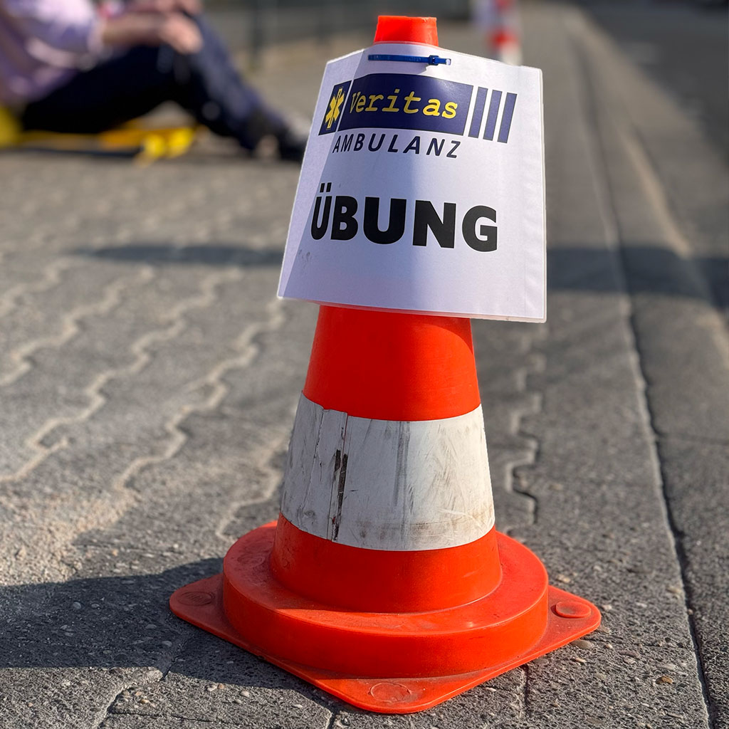 Verkehrsleitkegel mit Hinweisschild Übung bei einer Einsatzübung der Veritas Ambulanz