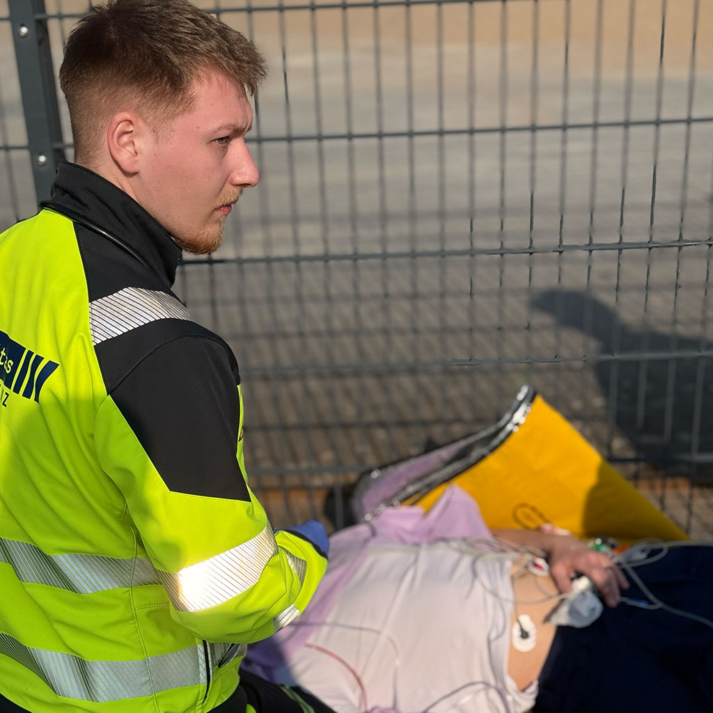 Einsatzkraft legt einer Patientin bei einer Übung ein EKG an