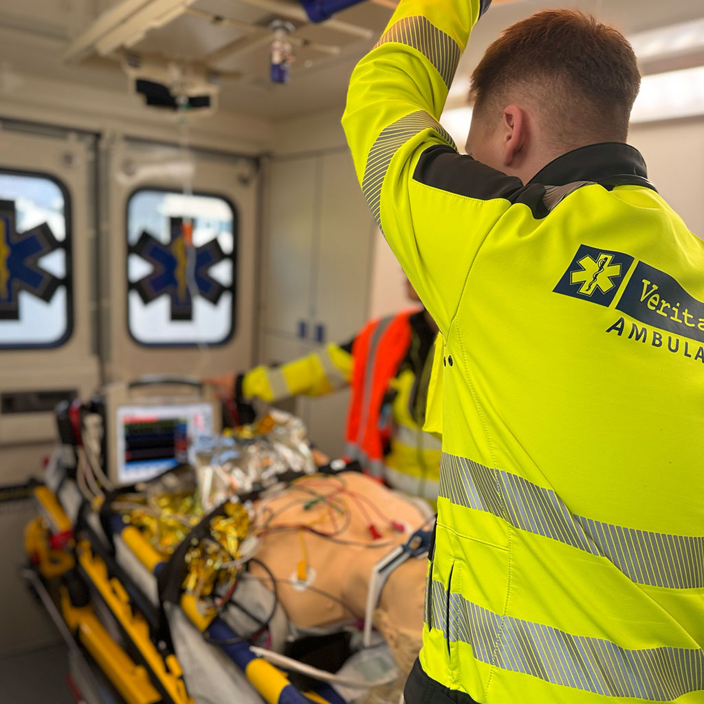 Einsatzkraft der Veritas Ambulanz bei einer Übung im Rettungswagen