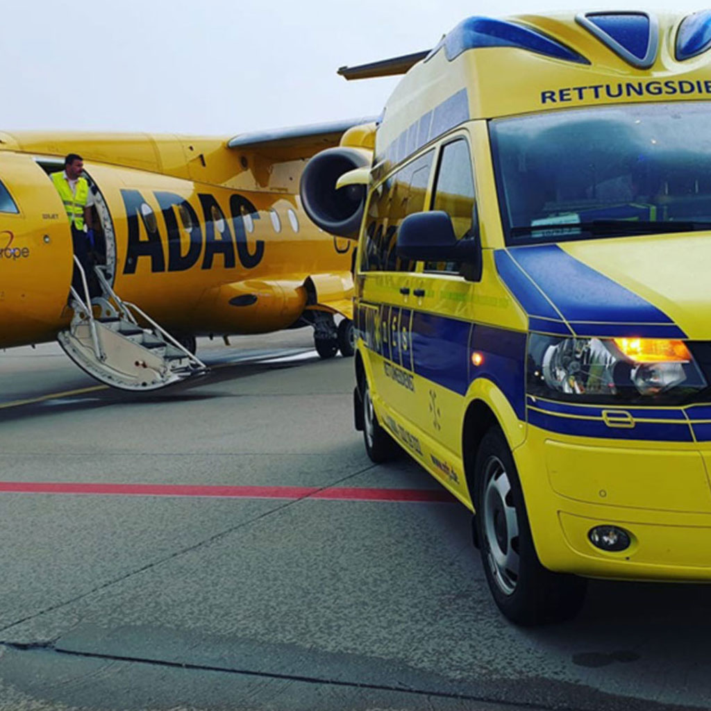 Rettungswagen der Veritas Ambulanz neben einem ADAC-Ambulanzflugzeug