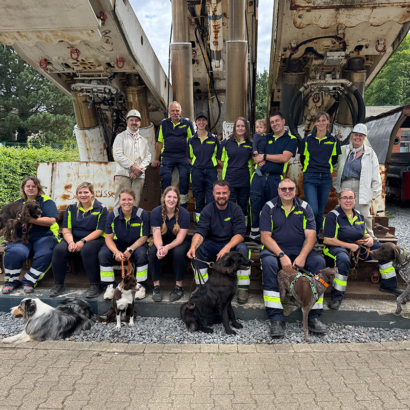 Team der Rettungshundestaffel der Veritas Ambulanz mit ihren Suchhunden