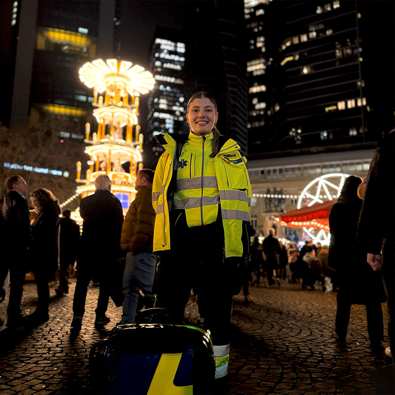 Sanitäterin der Veritas Ambulanz im Einsatz auf einem Weihnachtsmarkt in Frankfurt