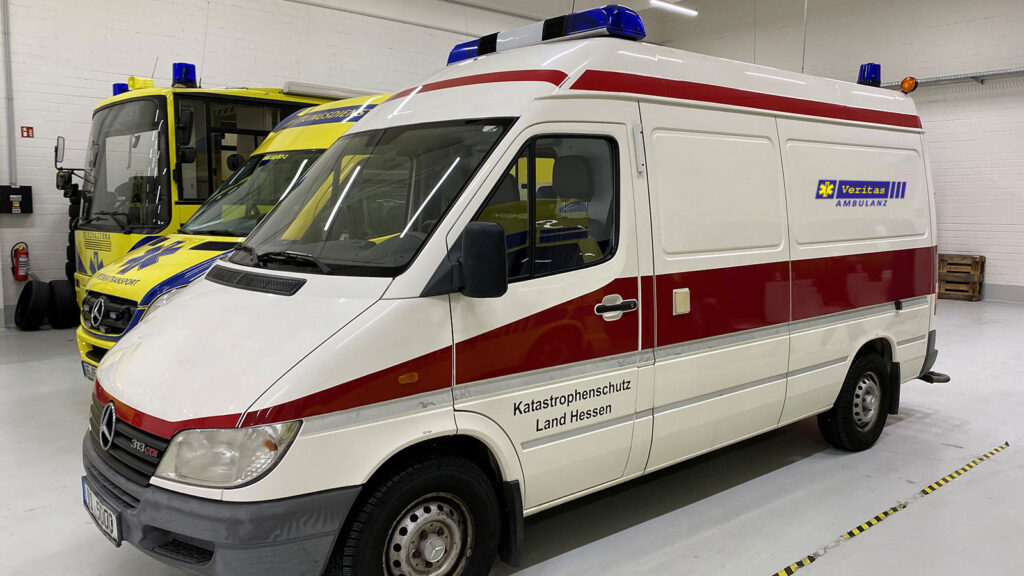 Katastrophenschutzfahrzeug des Landes Hessen in der Fahrzeughalle der Veritas Ambulanz